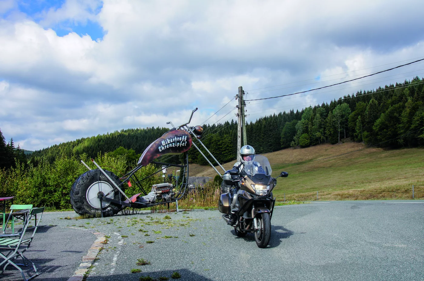 Motorrad passiert das überdimensionale Chopper-Denkmal am Bikertreff Ehrenzipfel