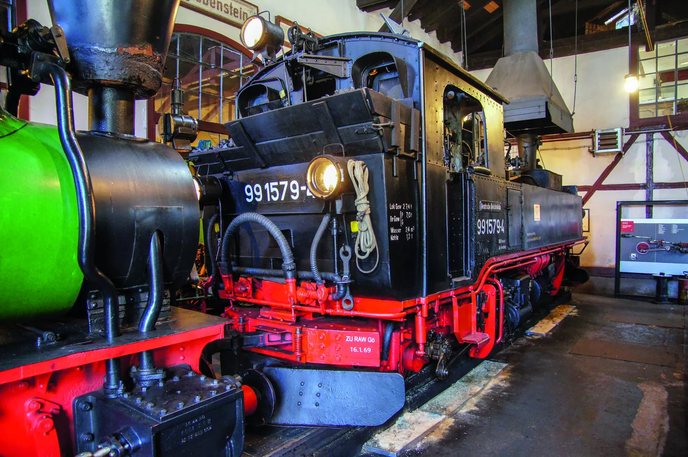 Schmalspur-Dampflokomotive 99 1579 im Lokschuppen