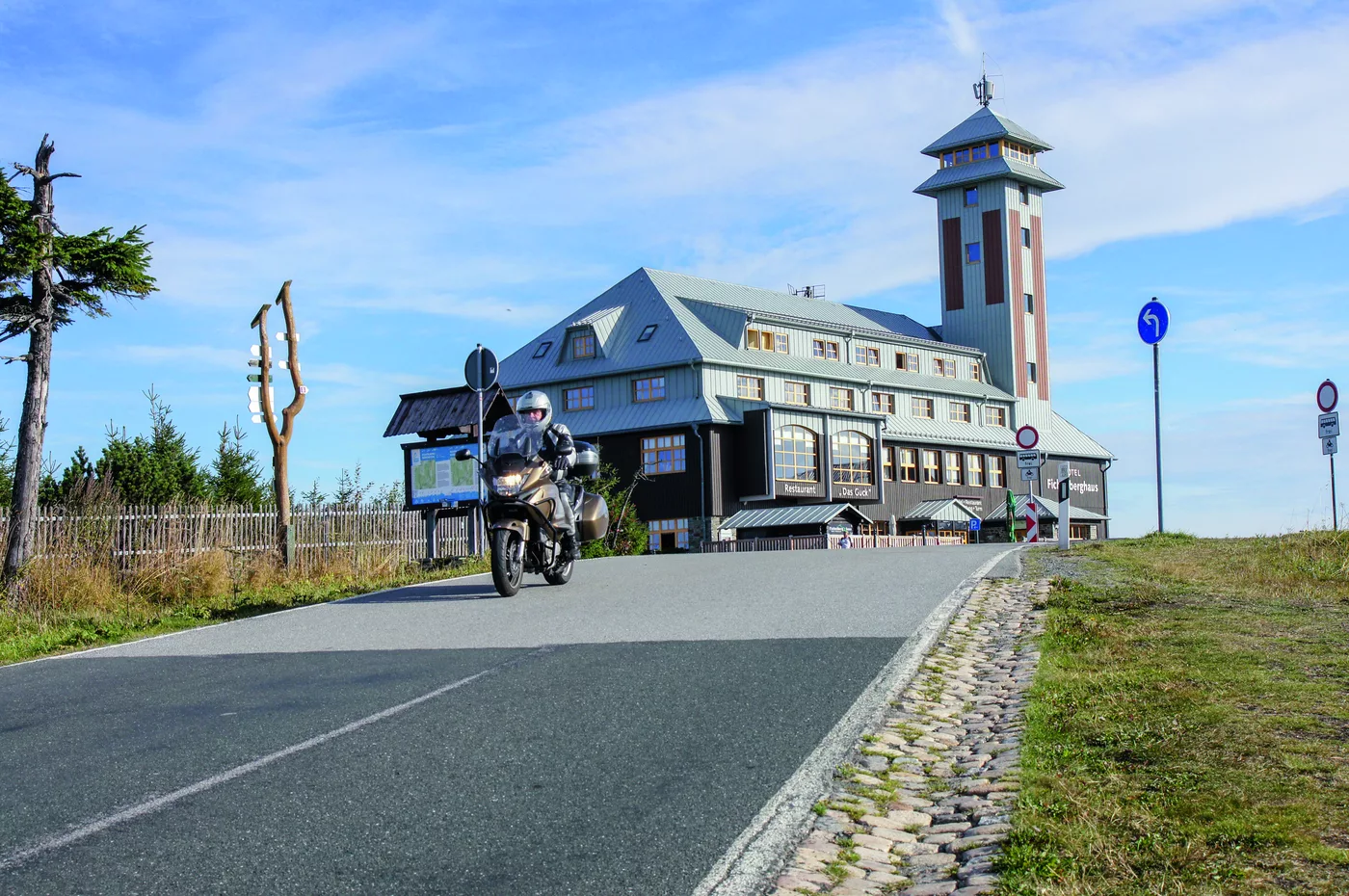Motorrad auf der Gipfelstraße vor dem Fichtelberghaus mit Aussichtsturm