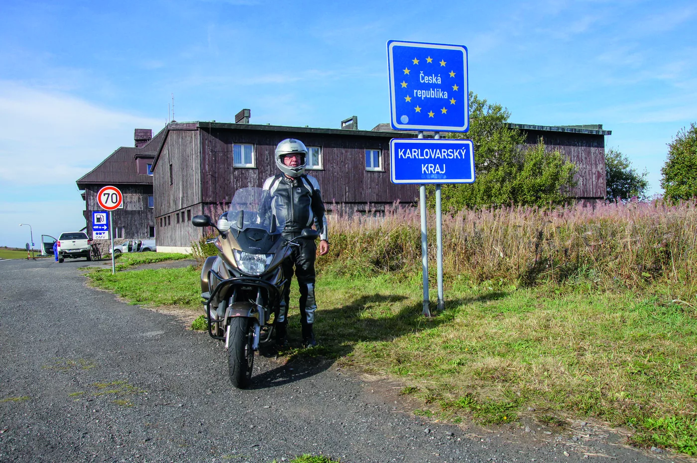 Motorrad am Grenzschild zum Karlovarský kraj Motorrad am Grenzschild zum Karlovarský kraj