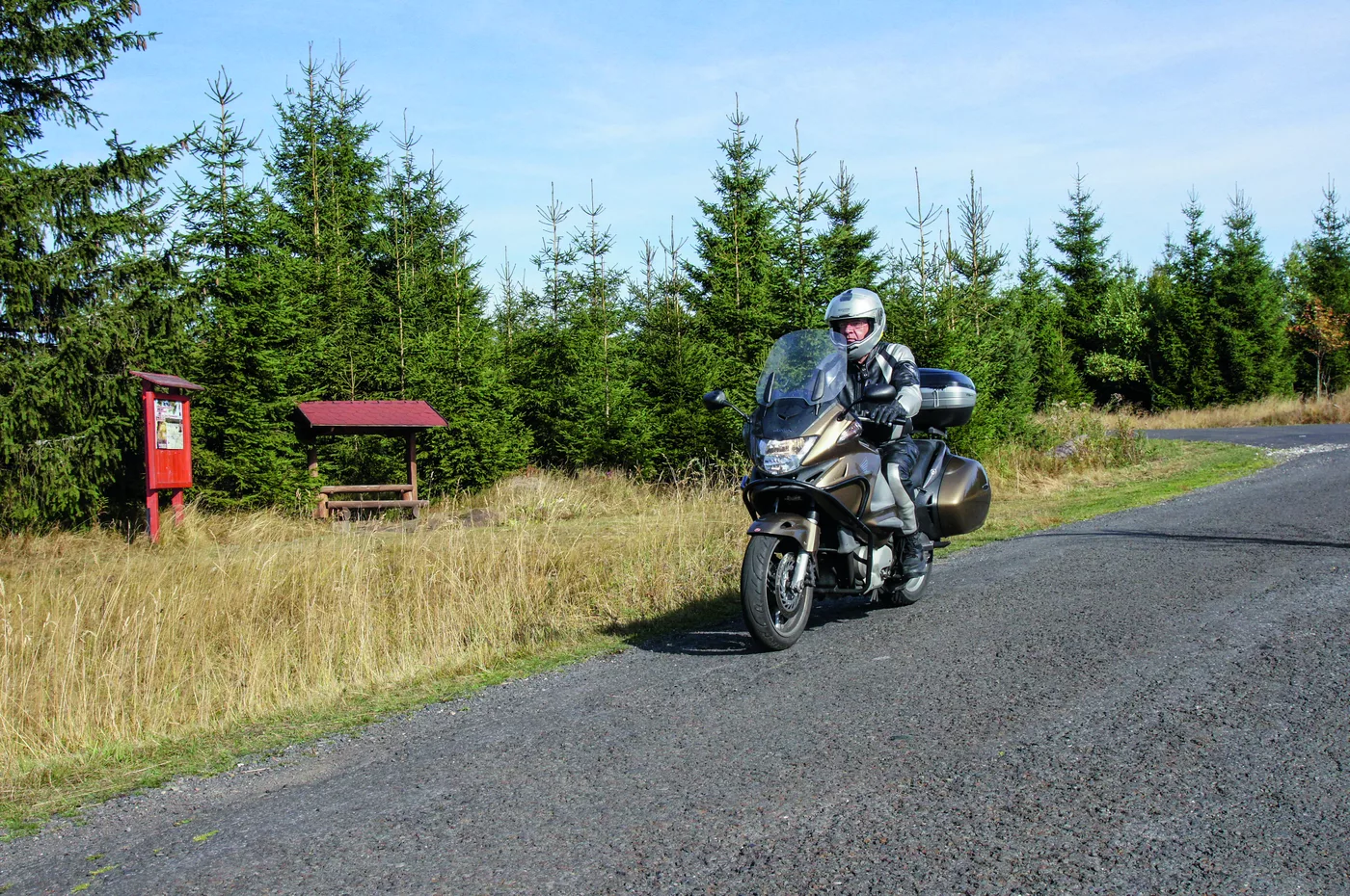 Motorrad auf einer Kammstraße durch Wald und Wiesen des Erzgebirges Motorrad auf einer Kammstraße durch Wald und Wiesen des Erzgebirges