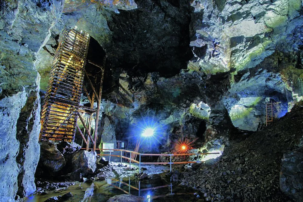 Beleuchtete Holzstiegen und Abbaukammer im Johannesstolln Beleuchtete Holzstiegen und Abbaukammer im Johannesstolln