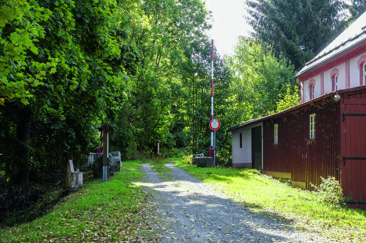 Waldweg mit rotem Holzgebäude bei Rittersgrün Waldweg mit rotem Holzgebäude bei Rittersgrün