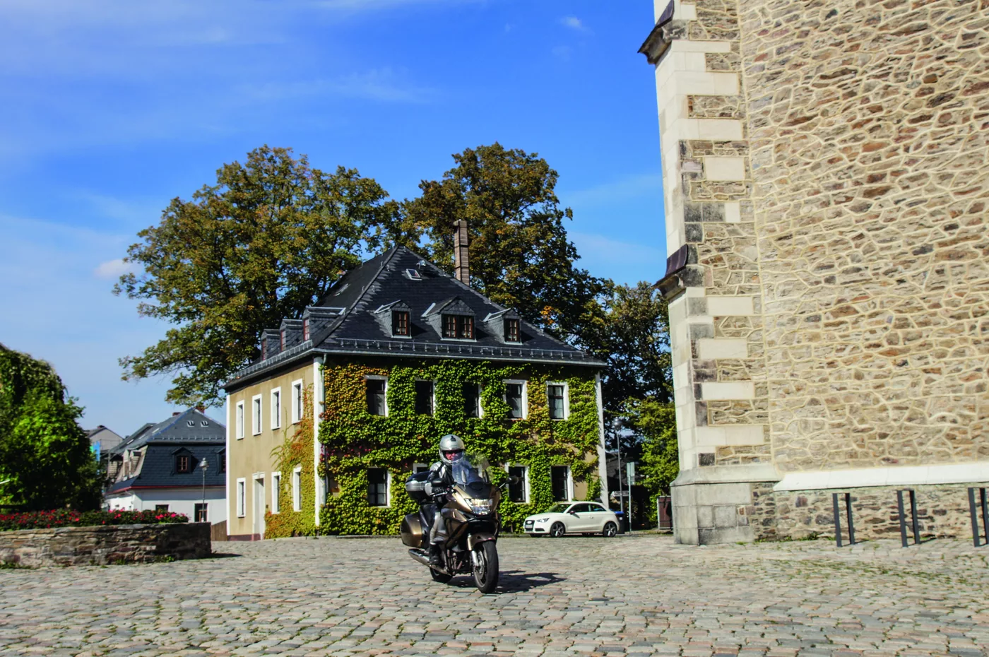 Motorrad vor Kirchturm und Bürgerhäusern in der Bergstadt Schneeberg Motorrad vor Kirchturm und Bürgerhäusern in der Bergstadt Schneeberg